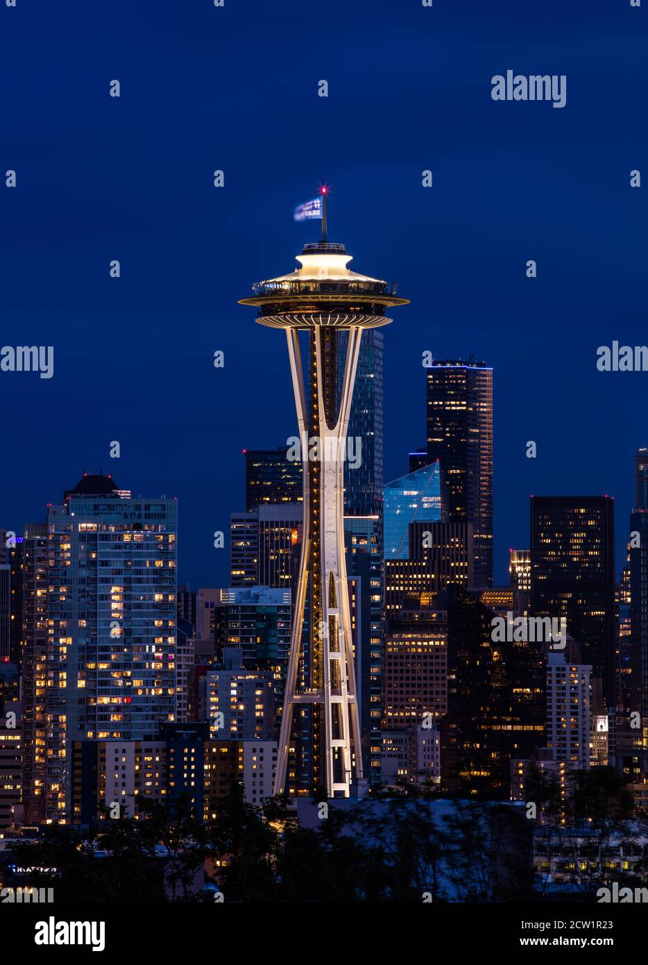 Wolkiger Skyline von Seattle mit der legendären Space Needle in der Abenddämmerung Stockfoto