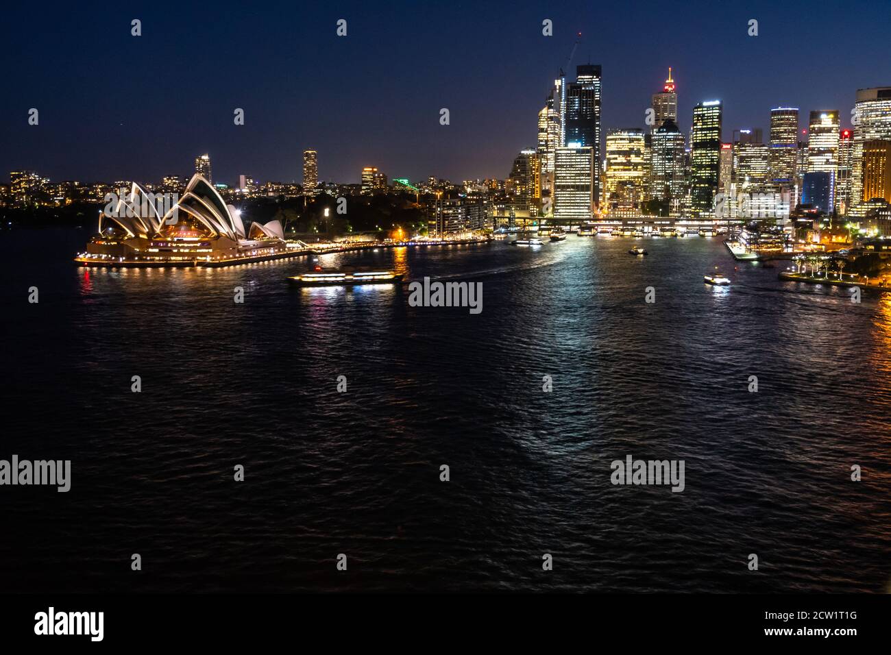 Sidney, Australien - 10 2018: Opernhaus und Circular Quay bei Nacht Stockfoto