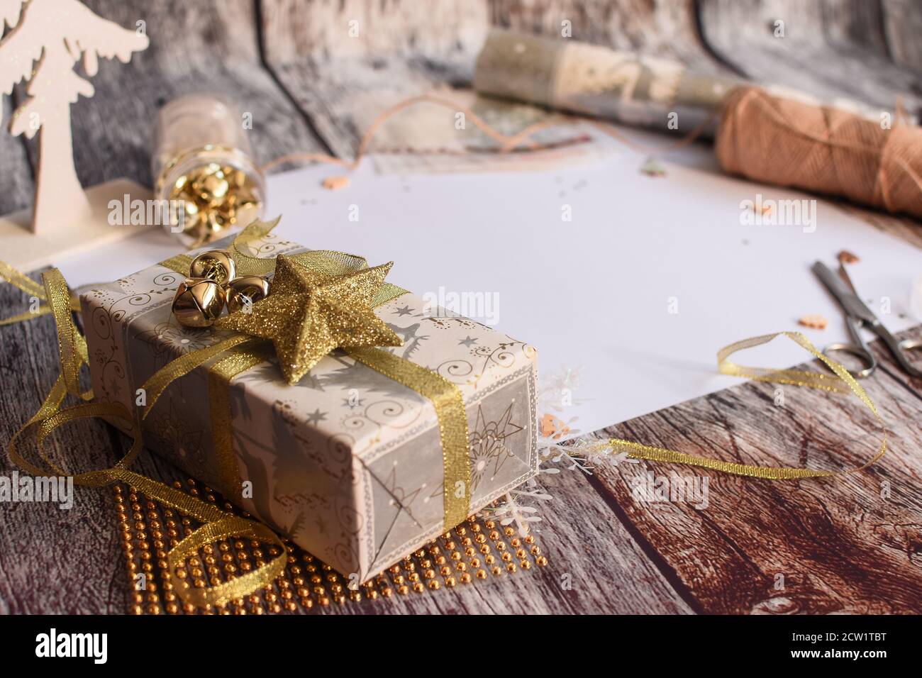Weihnachten, Neujahrsrahmen mit Geschenken auf einem hölzernen Hintergrund. Der Blick von oben. Stockfoto