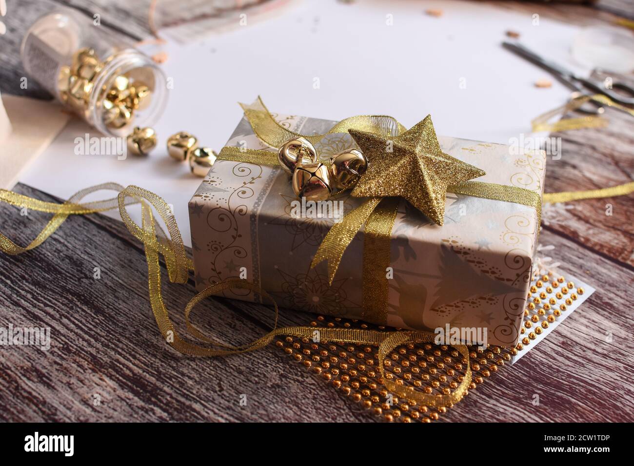 Weihnachts-Layout mit Geschenkverpackung auf Holzhintergrund Stockfoto