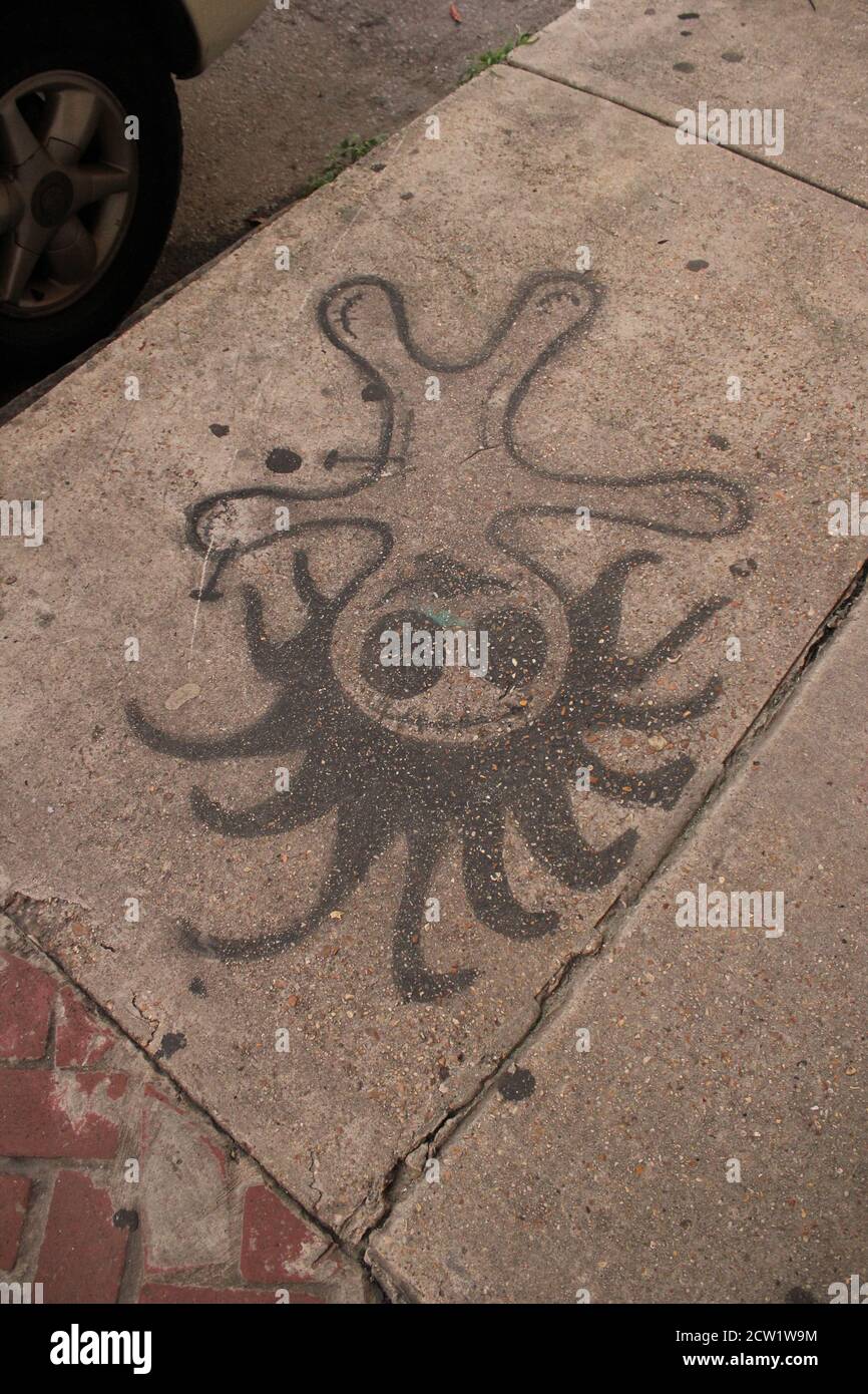 Voodoo Puppe Graffiti auf Bürgersteig Stockfoto