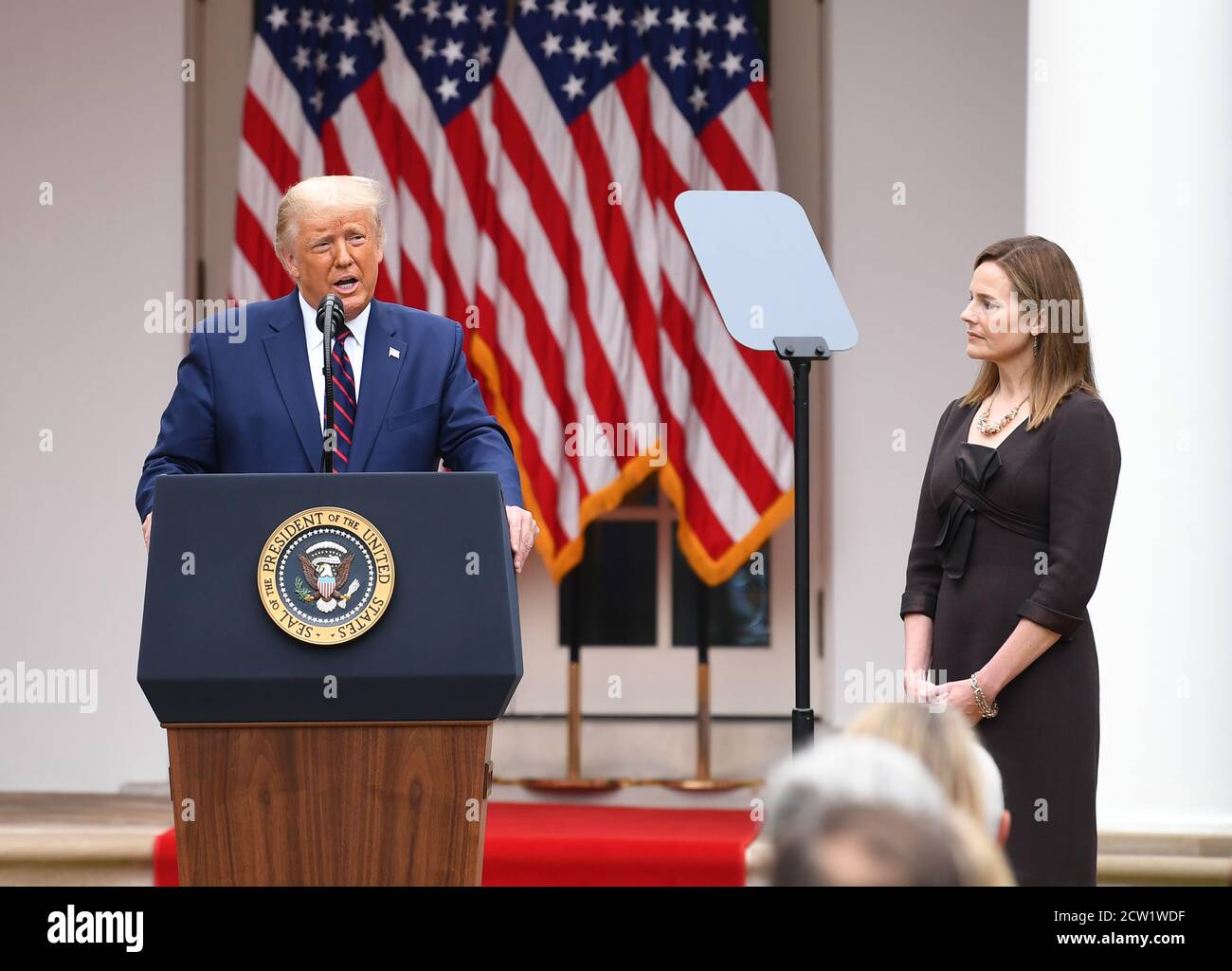 Washington, Usa. September 2020. Präsident Donald J. Trump kündigt Amy Coney Barrett (R) während einer Zeremonie im Rosengarten im Weißen Haus in Washington, DC, am Samstag, dem 26. September 2020, als seine Nominierung für den Obersten Gerichtshof an. Trump ernennen Barrett, um den linken Sitz durch den Tod von Justice Ruth Bader Ginsburg zu ersetzen, die letzte Woche verstorben ist. Foto von Kevin Dietsch/UPI Kredit: UPI/Alamy Live News Stockfoto