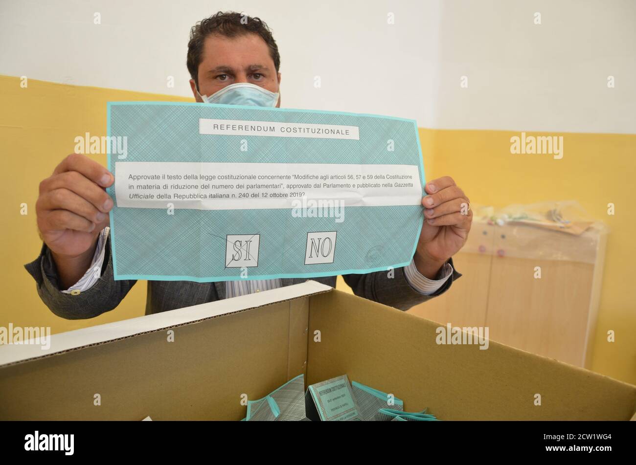 Italien. September 2020. Wahltag in Kampanien, Wahllokal, Präsident der Wahlumfrage gezeigt Wahlpapier für das Referendum für den Schnitt des italienischen Parlaments. Die Menschen sind aufgerufen, zwischen Ja oder NEIN bei der Verfassungsreferendum für die Kürzung der parlamentarischen und der gewählten des neuen Gouverneurs für die Region Kampanien zu wählen. (Foto: Pasquale Gargano/Pacific Press) Quelle: Pacific Press Media Production Corp./Alamy Live News Stockfoto