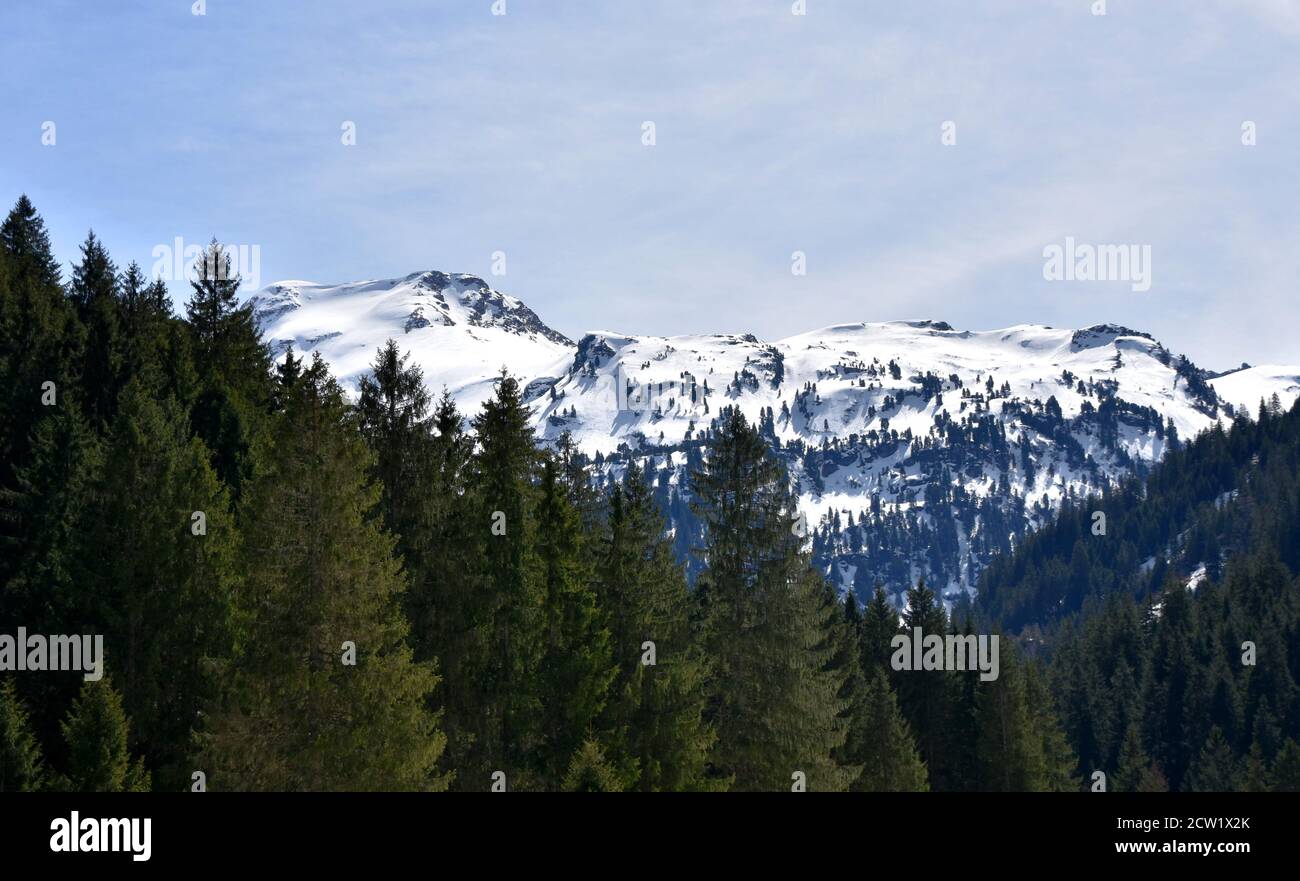Panorama der schneebedeckten Alpen vom Touristenweg direkt zu den Murgseen die Glarner Alpen, Kanton St. Gallen, Schweiz. Stockfoto