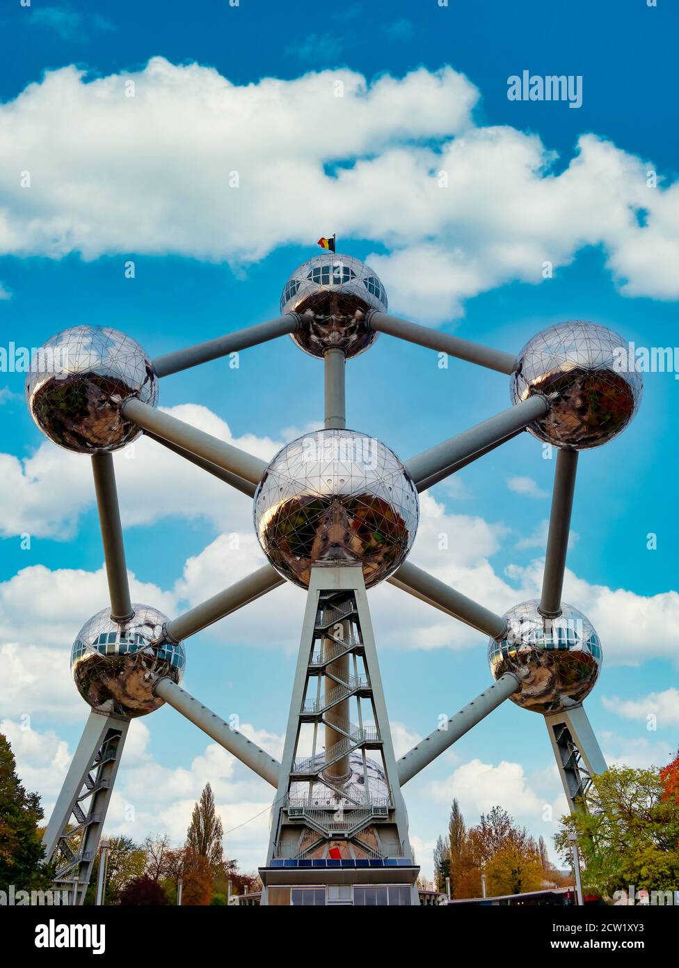 Brüssel, Belgien - November 2019: Atomium Eisen Atom Modell in Brüssel Belgien Panorama Stockfoto