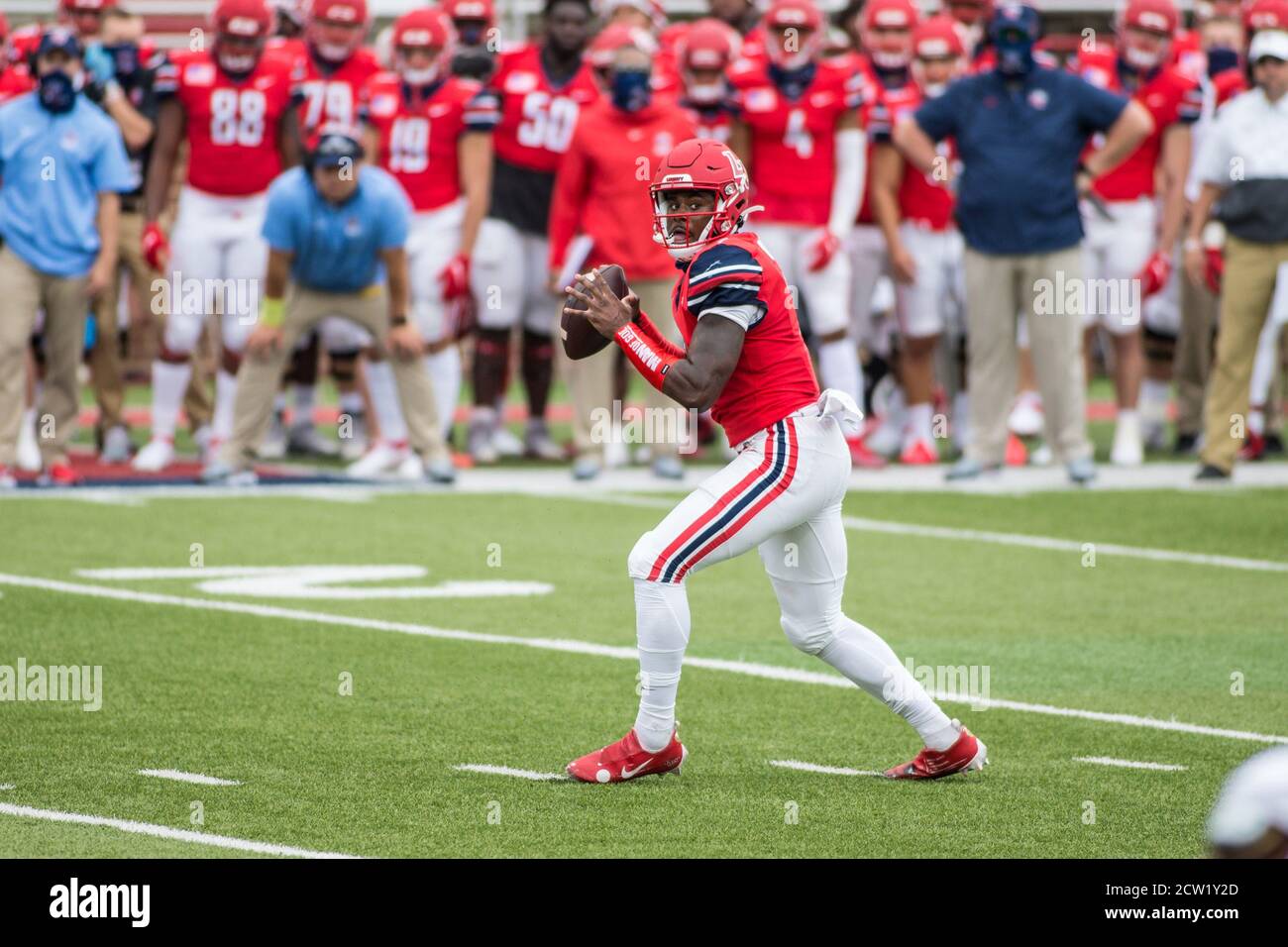 Williams Stadium Lynchburg, VA, USA. September 2020. Liberty Flames Quarterback Malik Willis (7) sucht während der NCAA Football Action zwischen den Florida International University Panthers und den Liberty University Flames im Williams Stadium Lynchburg, VA nach einem offenen Empfänger. Jonathan Huff/CSM/Alamy Live News Stockfoto