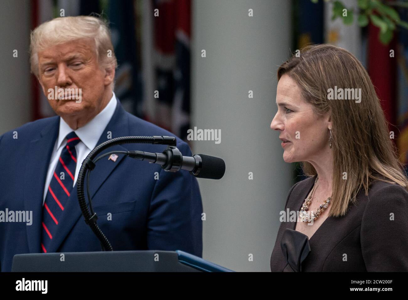 Richterin Amy Coney Barrett, Kandidatin für den Sitz des Obersten Gerichtshofs, der letzte Woche vom Tod von Richterin Ruth Bader Ginsburg frei gelassen wurde, spricht im Rosengarten des Weißen Hauses, nachdem Präsident Donald Trump sie am 26. September 2020 in Washington DC nominiert hatte. Der von den Republikanern kontrollierte Senat hat jetzt wenig Zeit, wenn sie sich dafür entscheiden, den Kandidaten vor dem Wahltag zu bestätigen. (Foto von Photo Ken Cedeno/Sipa USA ) Quelle: SIPA USA/Alamy Live News Stockfoto