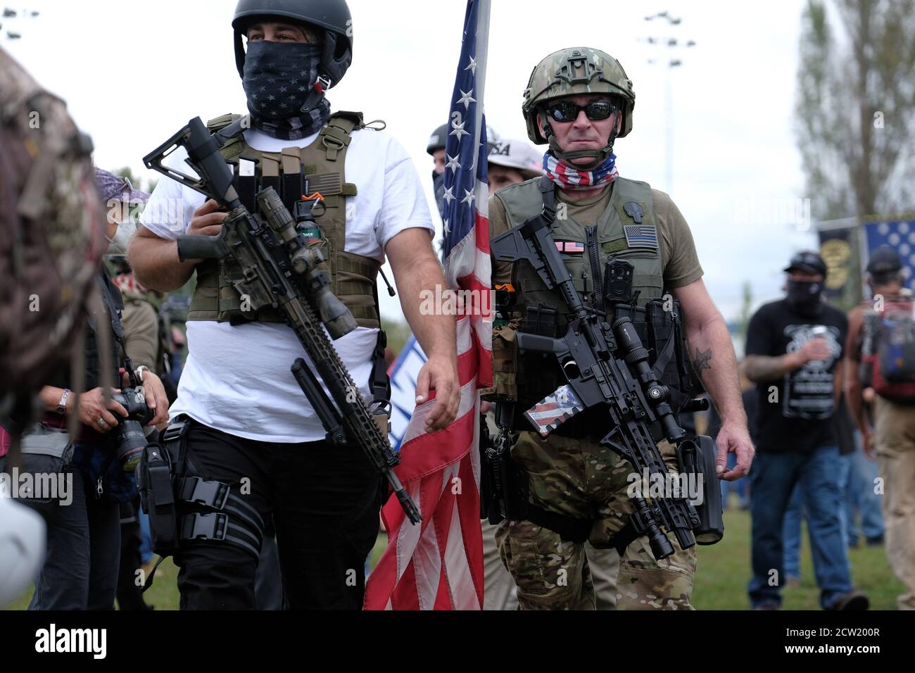 Portland, USA. September 2020. Proud Boys tragen Sturmgewehre, als sie sich am 26. September 2020 in Portland, Oregon, im Delta Park versammeln, um den Kenosha-Schützen Kyle Rittenhouse und Aaron 'Jay' Danielson zu unterstützen, der von einem antifaschistischen Demonstranten während der anhaltenden Proteste in der Stadt erschossen wurde. (Foto: Alex Milan Tracy/Sipa USA) Quelle: SIPA USA/Alamy Live News Stockfoto