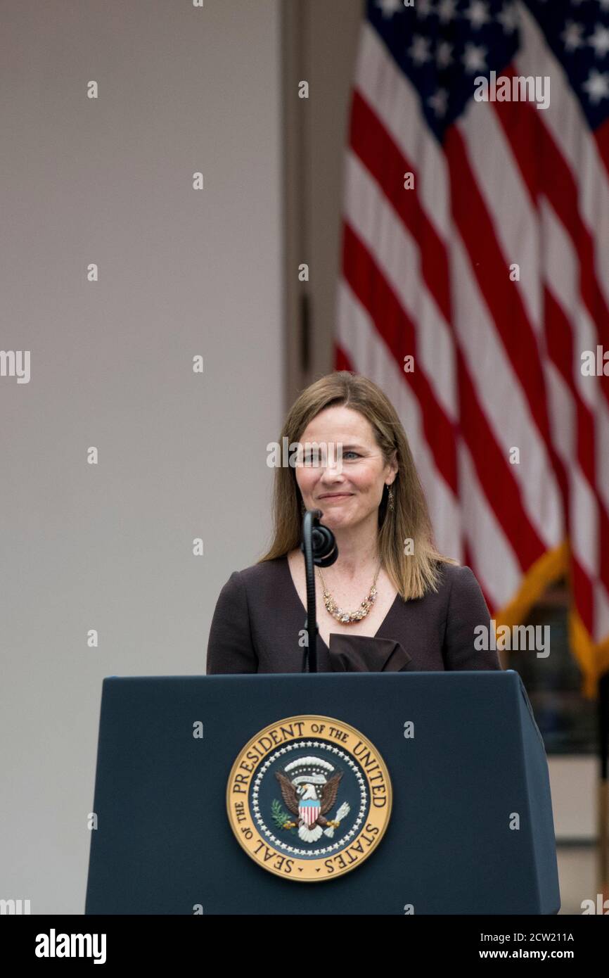 Präsident Donald Trump verkündet Amy Coney Barrett, 48, während einer Zeremonie im Rosengarten im Weißen Haus in Washington, DC, als seine Nominee für das Associate Justice des Obersten Gerichtshofs der Vereinigten Staaten., Samstag, 26. September 2020.Quelle: Rod Lampey/Consolidated News Photos (Verwendung weltweit) Stockfoto