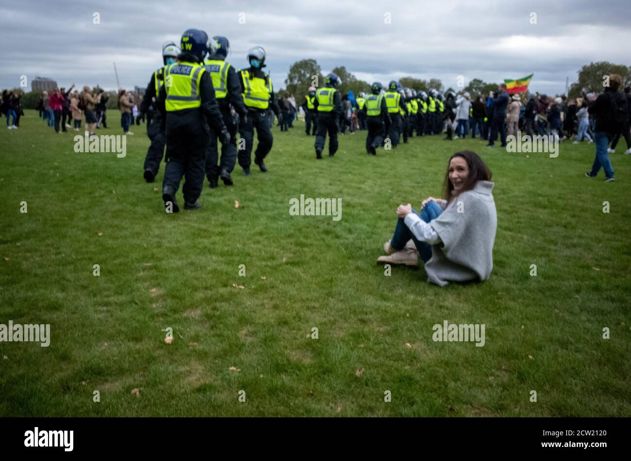 London, Großbritannien. September 2020. Anti-Lockdown-Proteste auf dem Trafalgar Square werden von der Polizei geschlossen, nachdem die Massen die sozialen Distanzierungsregeln ignoriert haben. Thous Stockfoto