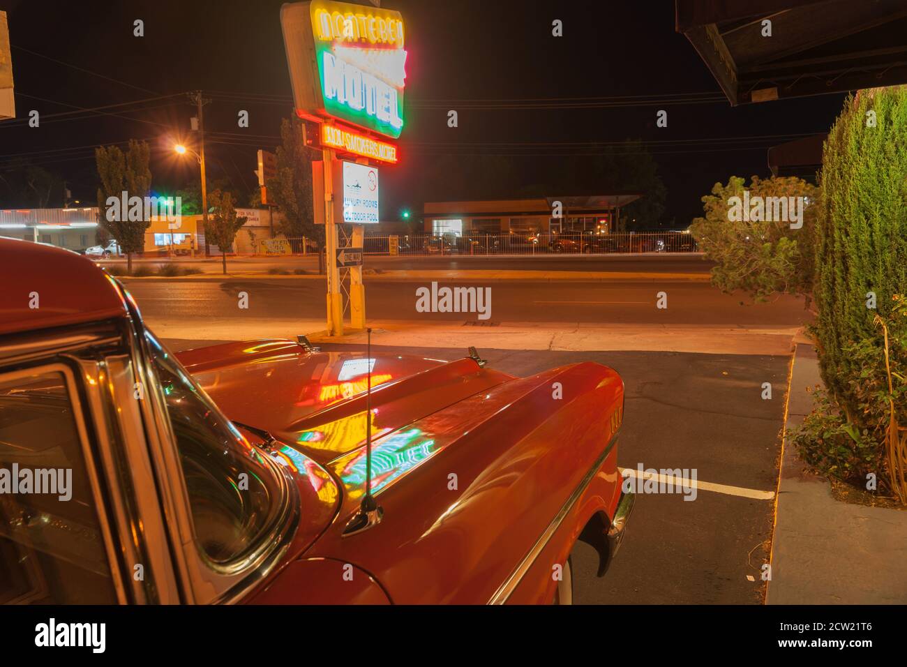 Albuquerque USA September 17 2015; Schilderbeleuchtung in roter Motorhaube vor Monterey Motel unter Neon-Schild an der Route 66, New Mexico, USA. Stockfoto