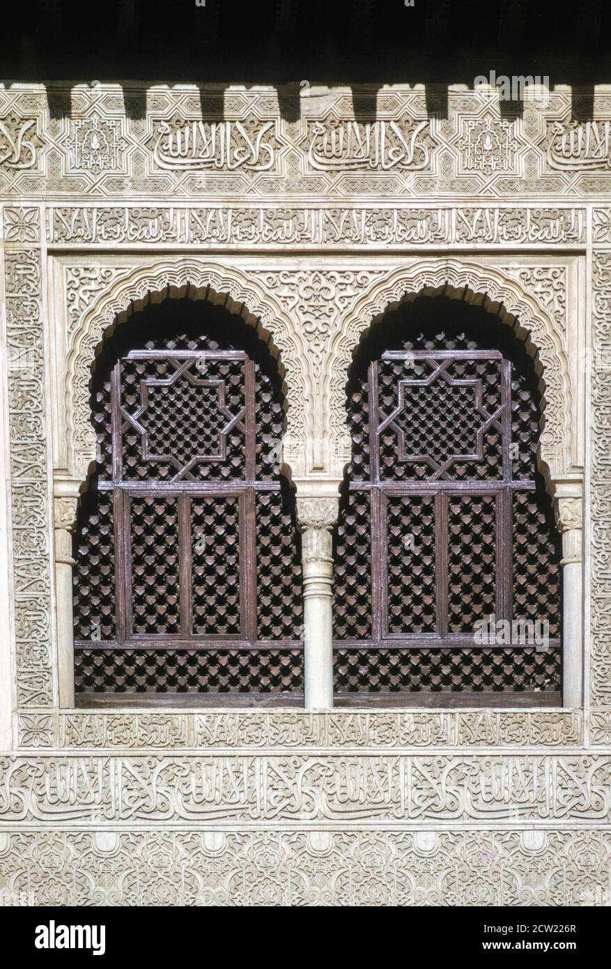 Grenada, Spanien. Fensterholzarbeiten und arabische Kalligraphie in der Alhambra. Stockfoto