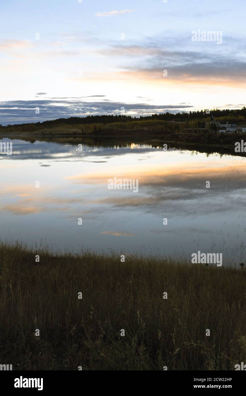 Die Stoney Nations (Nakoda) Stadt Morley Alberta bei Sonnenaufgang Mit dem Bow River, der durch ihn fließt Stockfoto