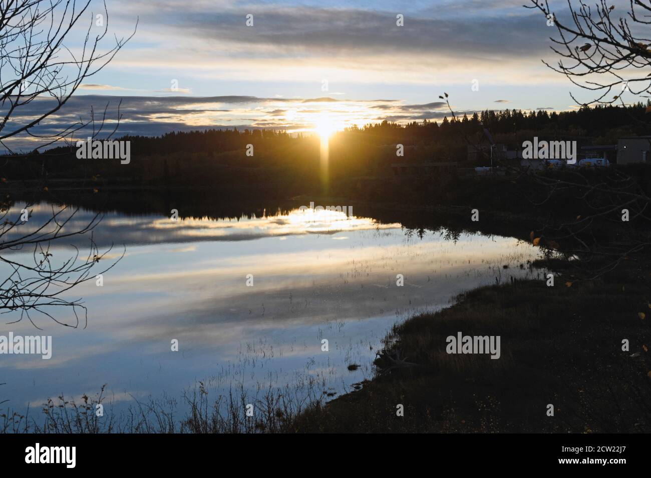 Die Stoney Nations (Nakoda) Stadt Morley Alberta bei Sonnenaufgang Mit dem Bow River, der durch ihn fließt Stockfoto