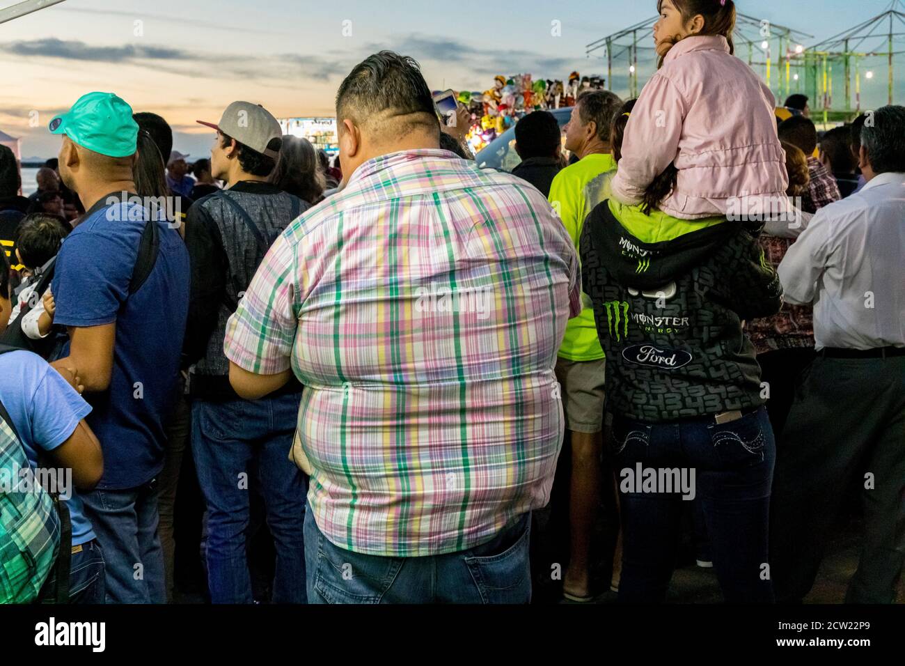 Festivalbesucher beobachten eine Parade entlang des Malacon in La Paz, Baja California, Mexiko. Stockfoto