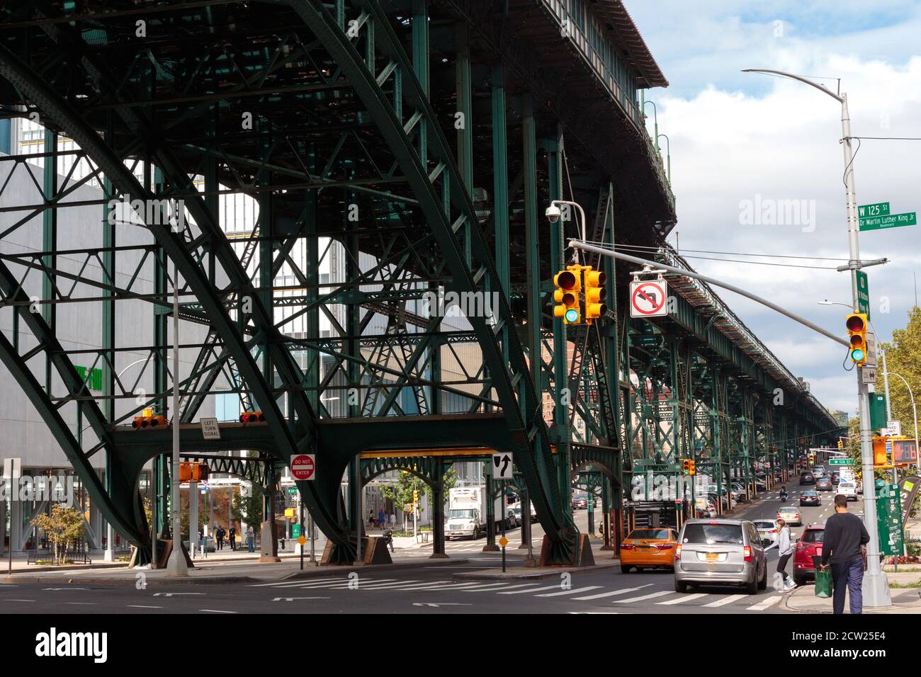 Straßenszene unter der erhöhten U-Bahn-Station Gleise bei w 125th Street und Broadway in Harlem Stockfoto