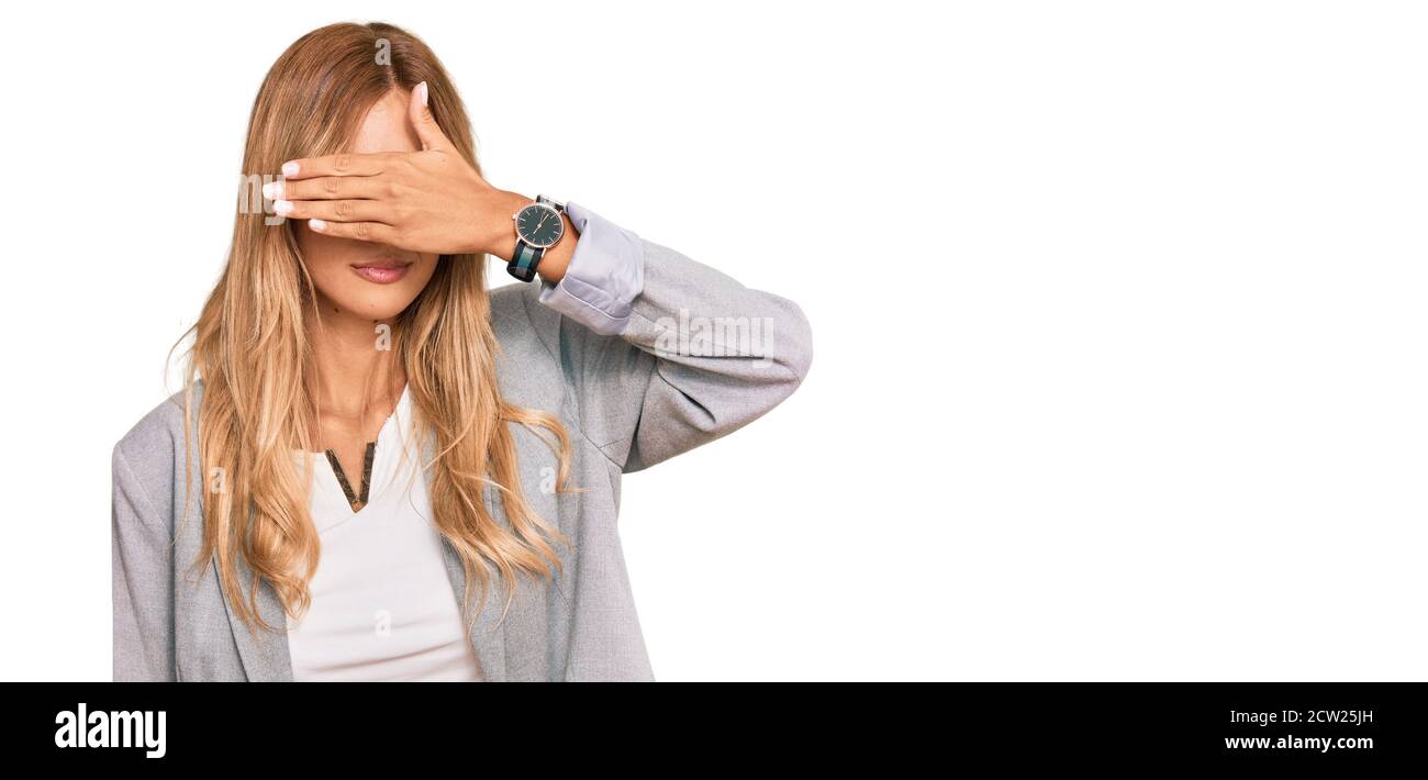 Schöne blonde junge Frau trägt Business-Kleidung, die Augen mit der Hand, suchen ernst und traurig. Sightless, Verstecken und Ablehnung Konzept Stockfoto