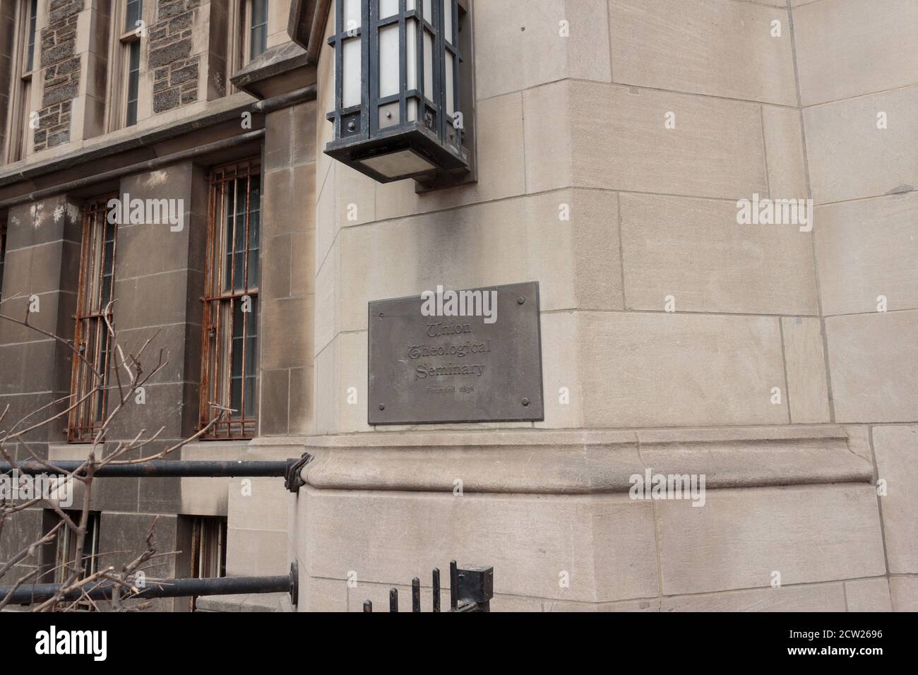 schild am Eingang des Union Theological Seminary in Harlem, einem nicht konfessionellen christlichen Seminar, das an die Columbia University angeschlossen ist Stockfoto