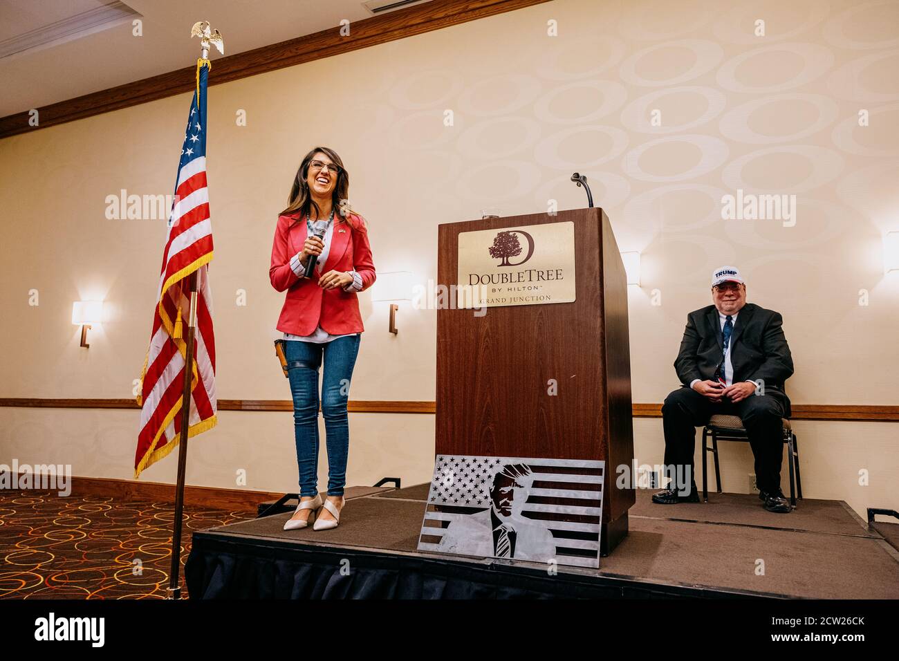 Lauren Boebert gibt ihren Standardstumpf beim Mittagessen der Mesa County Republican Party, eine seltene Gelegenheit, bei der sie das PA-System nicht selbst einrichten musste. Stockfoto