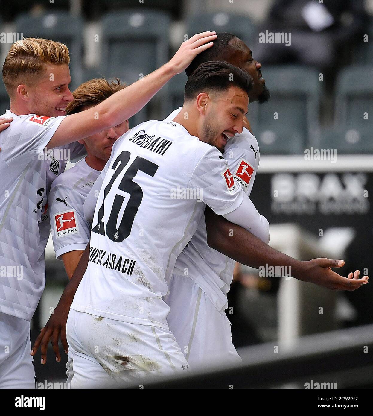 Mönchengladbach, Deutschland. September 2020. Die Spieler von Mönchengladbach feiern das Tor bei einem Bundesliga-Spiel zwischen Borussia Mönchengladbach und dem FC Union Berlin am 26. September 2020 in Mönchengladbach. Quelle: Ulrich Hufnagel/Xinhua/Alamy Live News Stockfoto