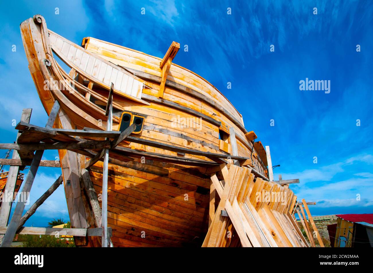 Bau eines Holzschiffes Stockfoto