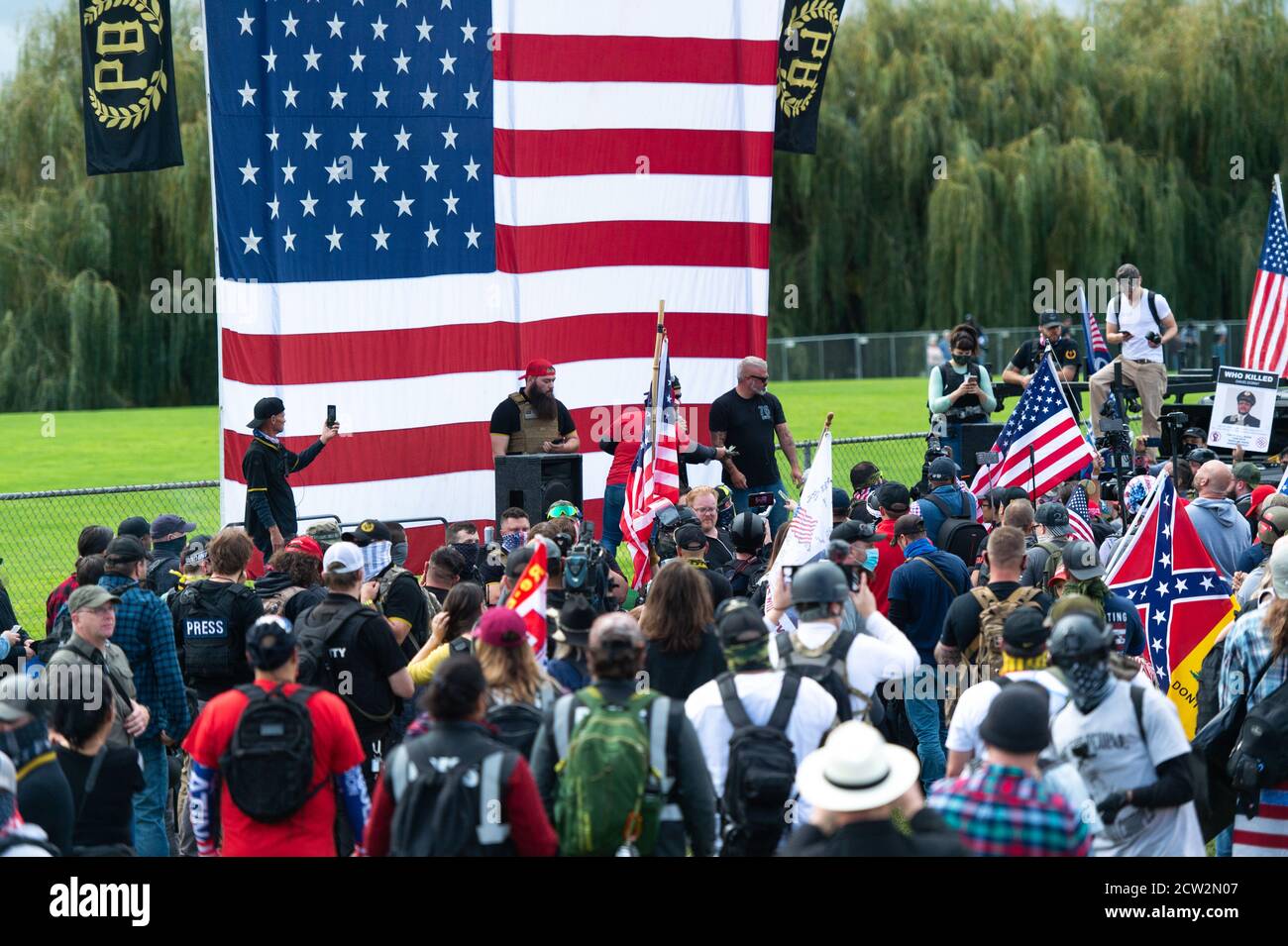 Portland, Oregon, USA. September 2020. Proud Boys während der "End to Domestic Terrorism"-Kundgebung zur Unterstützung des Kenosha-Schützen Kyle Rittenhouse und Aaron 'Jay' Danielson, der während der anhaltenden Proteste in der Stadt von einem antifaschistischen Demonstranten erschossen wurde. Kredit: Albert Halim/Alamy Live Nachrichten Stockfoto