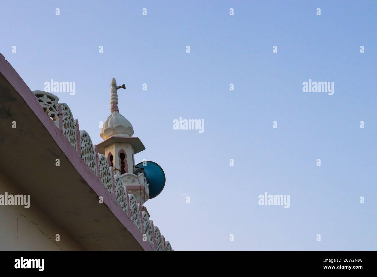 Masjid Lautsprecher Dach, Moslems Moschee Lautsprecher Islamischer Aufruf zum Gebet, heiliger Ort Tempel Gebäude im Freien Tapete Hintergrund Stockfoto