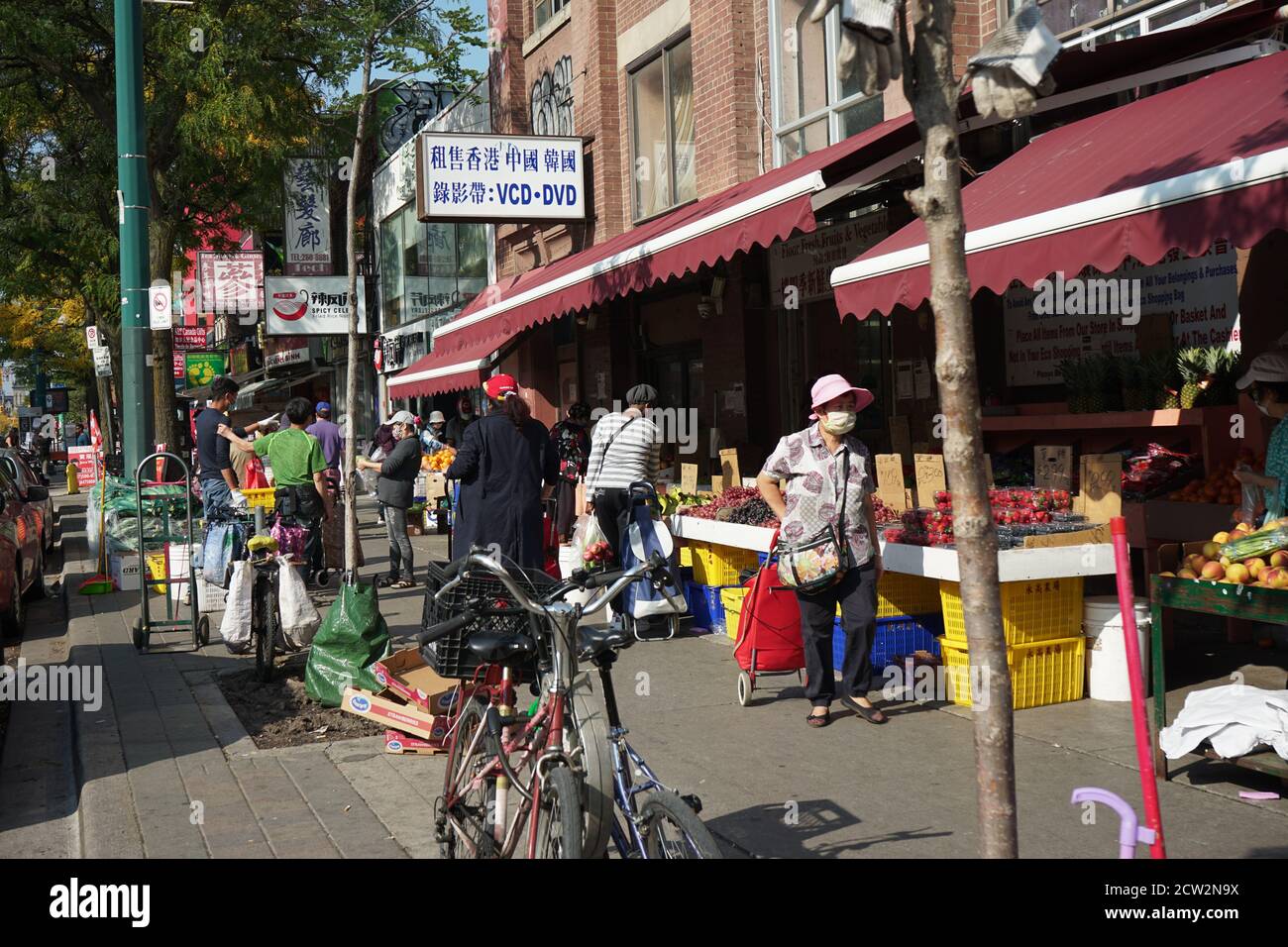 Toronto hat eine große Immigrantenbevölkerung und ein großes und farbenfrohes ethnisches Einkaufsviertel in der Innenstadt mit chinesischen Geschäften und Gehwegdisplays. Stockfoto