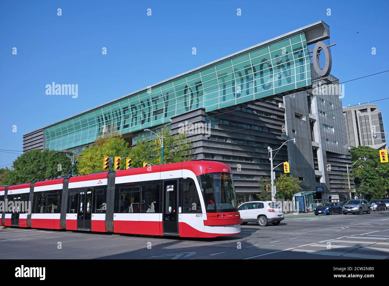 Toronto, Kanada - 25. September 2020: Blick auf den Campus der Universität von Toronto in der Innenstadt von seinem westlichen Eingang auf Spadina Avenue, mit der LIGH Stockfoto