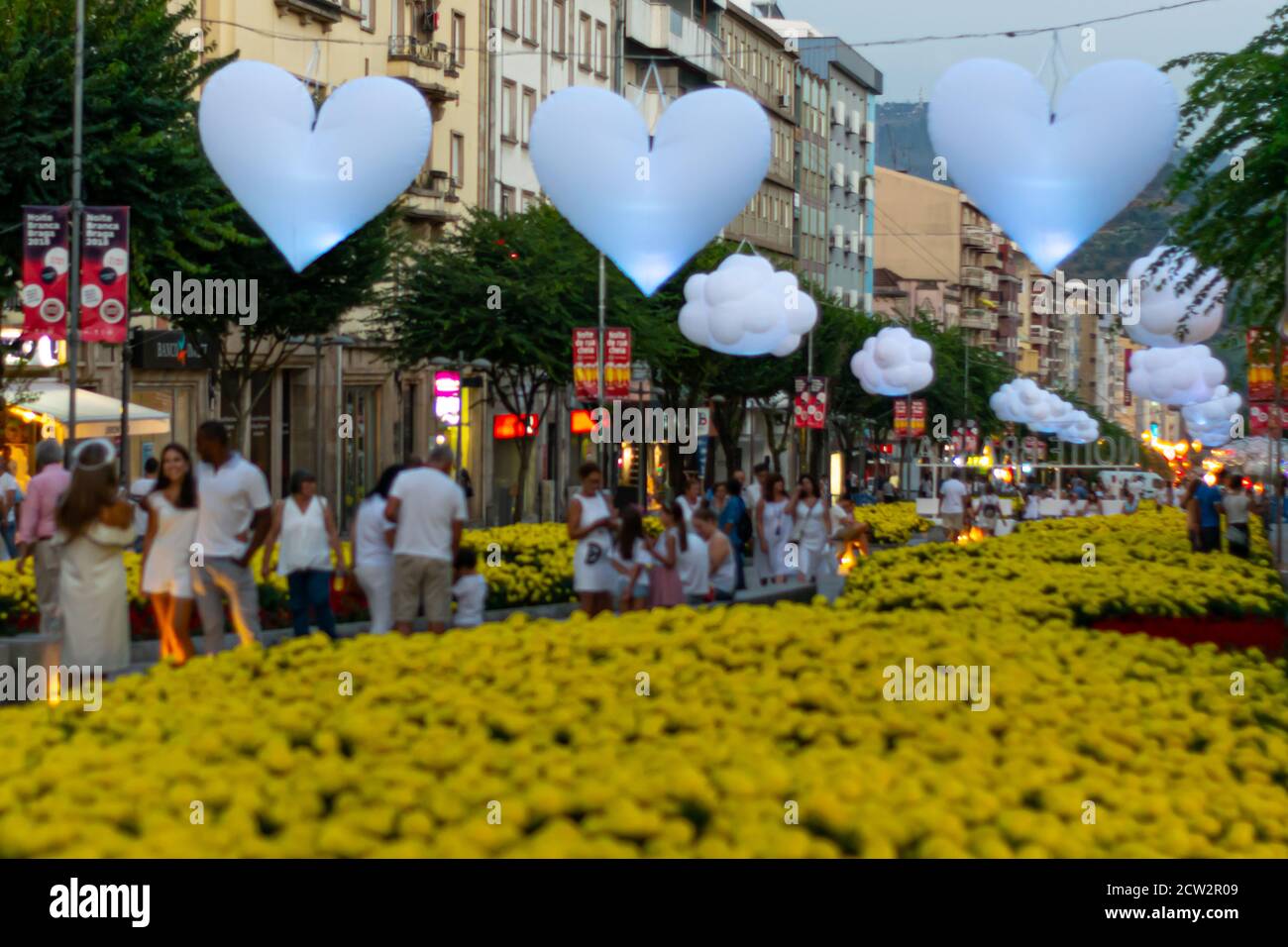 Ballonherzen mit weißen LED innen an der Avenida Central in Brag Stadt für weiße Nacht Event-Feier. Gruppen von Personen, die in der Stadt spazieren, lieben Veranstaltungen. Stockfoto