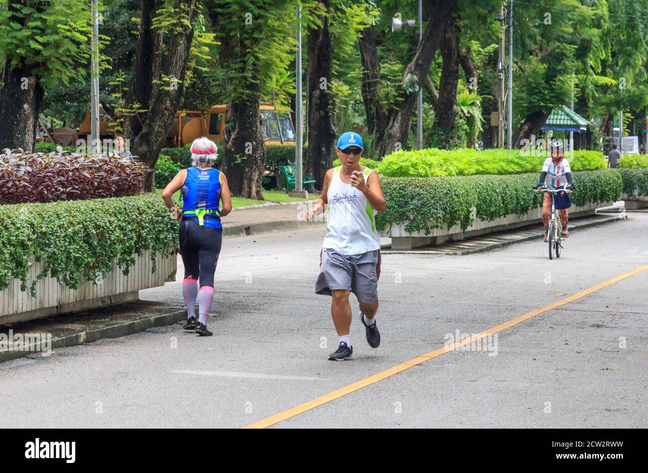Bangkok, Thailand - 4. Oktober 2016: Menschen trainieren im Lumphini Park, der Park ist ein beliebtes Erholungsgebiet. Stockfoto