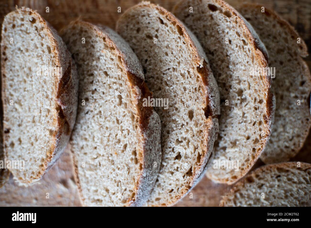 Scheiben rustikales Roggenbrot Stockfoto