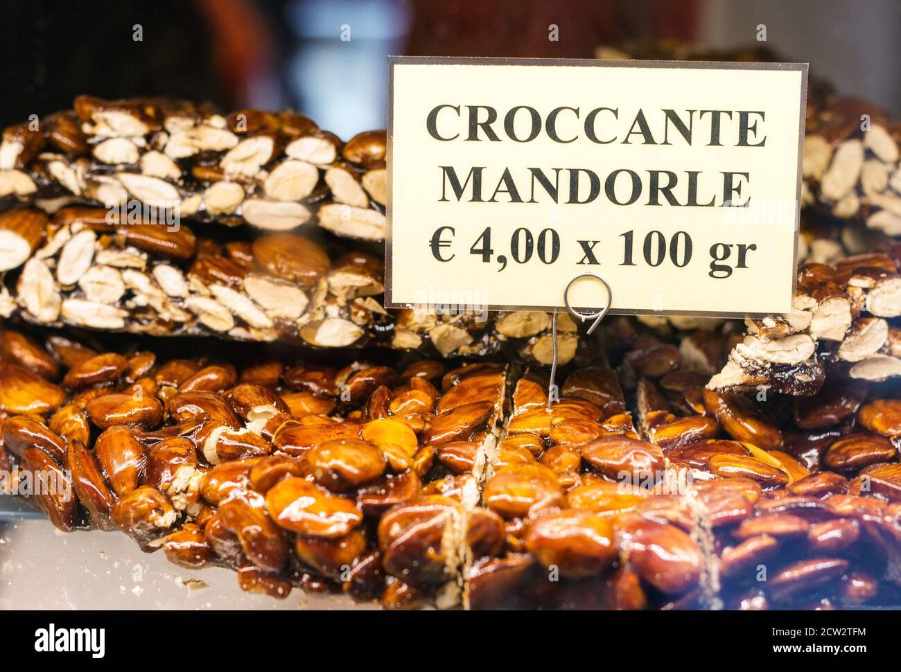 3.05.2017 - traditionelle italienische Süßigkeiten in einem Schaufenster eines Dessertladens in Venedig, Italien (flacher dof) Stockfoto