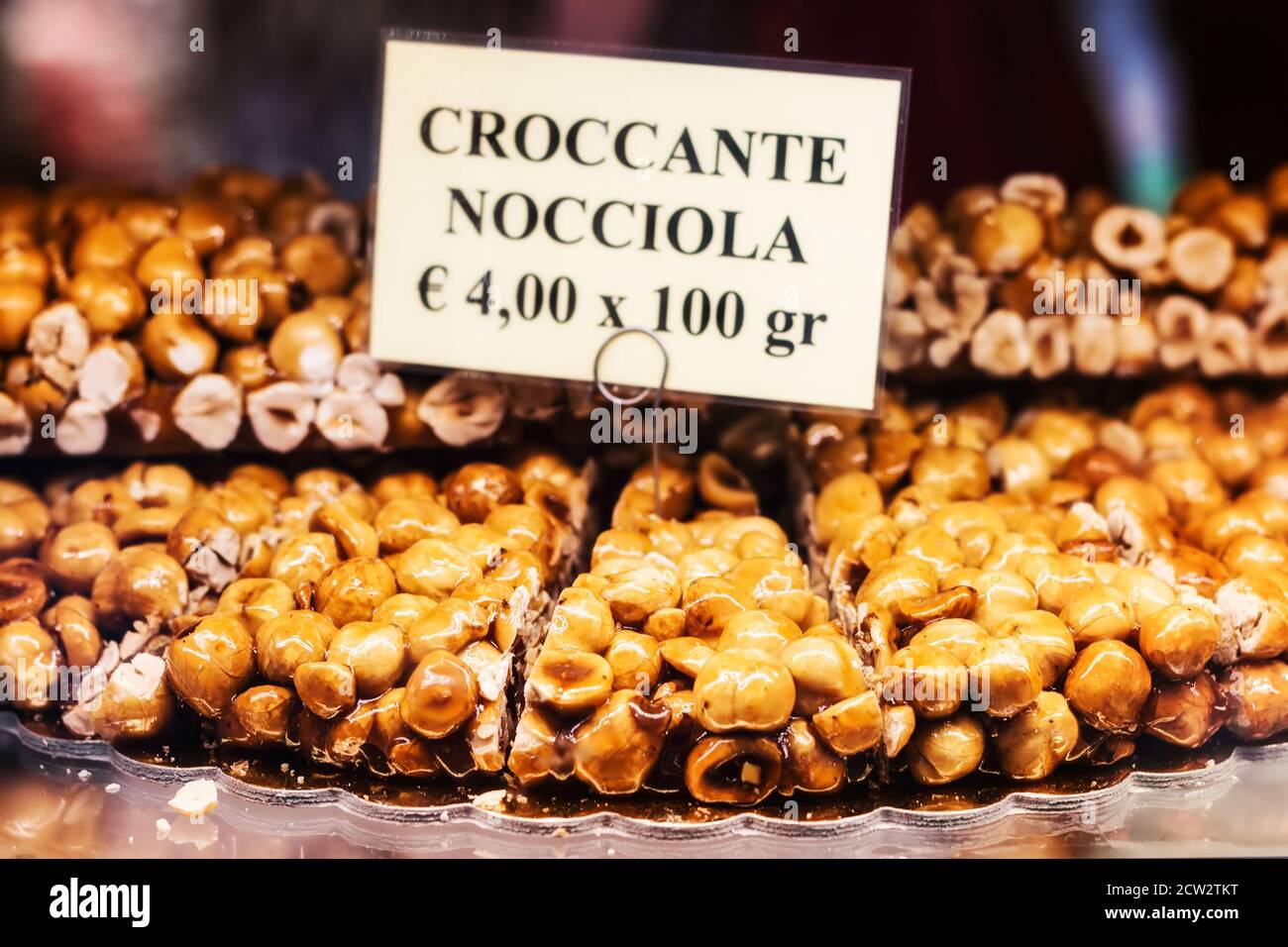 3.05.2017 - traditionelle italienische Süßigkeiten in einem Schaufenster eines Dessertladens in Venedig, Italien (flacher dof) Stockfoto