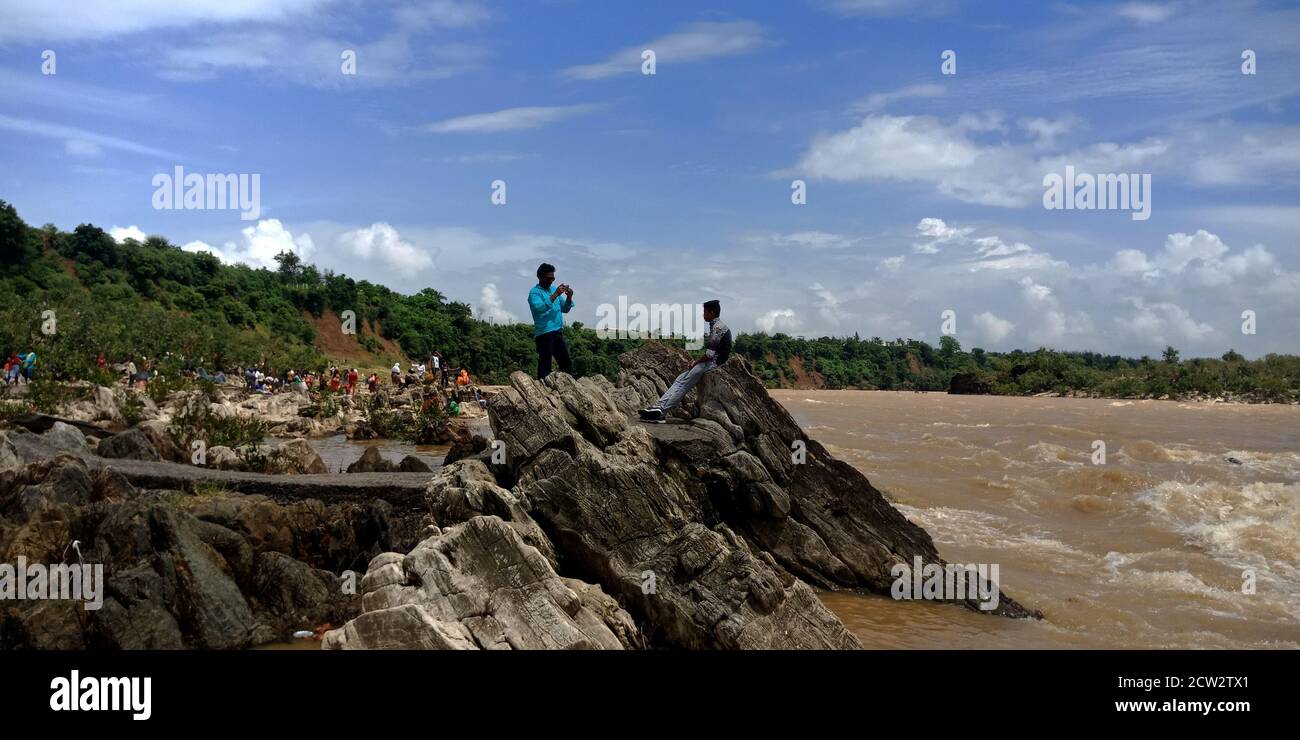 STADT JABALPUR, INDIEN - 18. AUGUST 2019: Asiatische Menschen genießen am Narmada Fluss in Bhedaghat rund Dhuandhar Wasserfall. Stockfoto