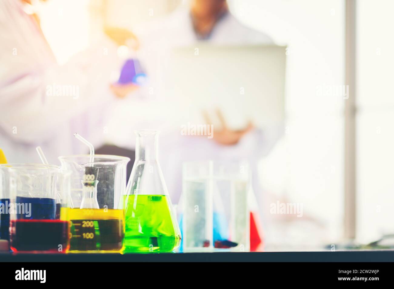 Chemische Rohrset Entwicklung und Pharmazie im Labor mit bunten Substanzen im Labor Stockfoto