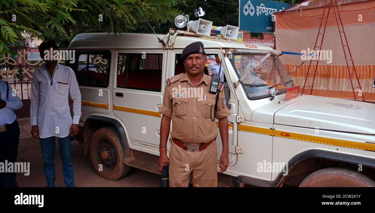 DISTRIKT KATNI, INDIEN - 17. SEPTEMBER 2019: Ein indischer Verkehrspolizist auf Patrouille mit dem Auto. Stockfoto