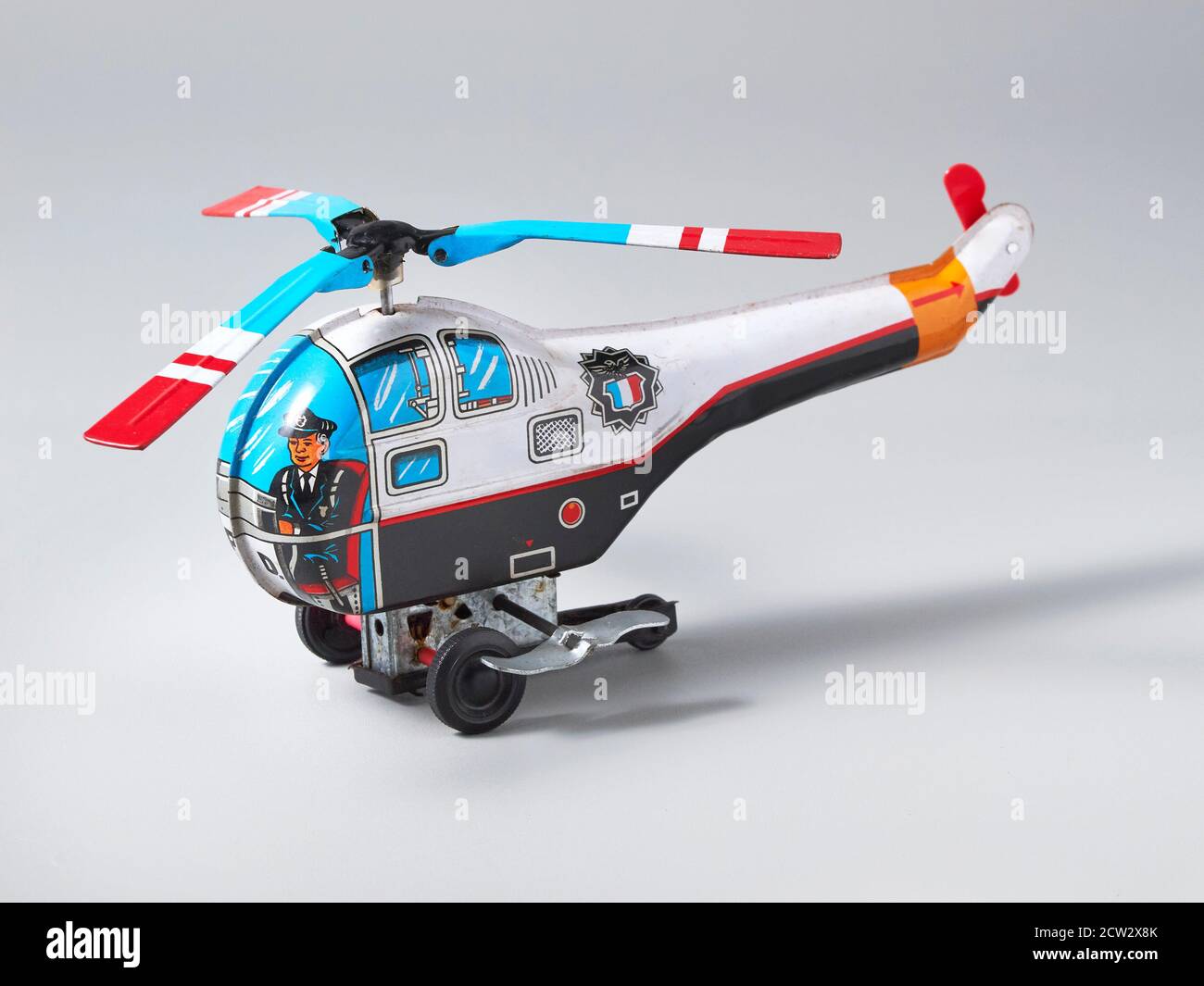 Ein vintage Zinn Spielzeug Polizei Hubschrauber, der eine rotierende hat  Propeller Stockfotografie - Alamy