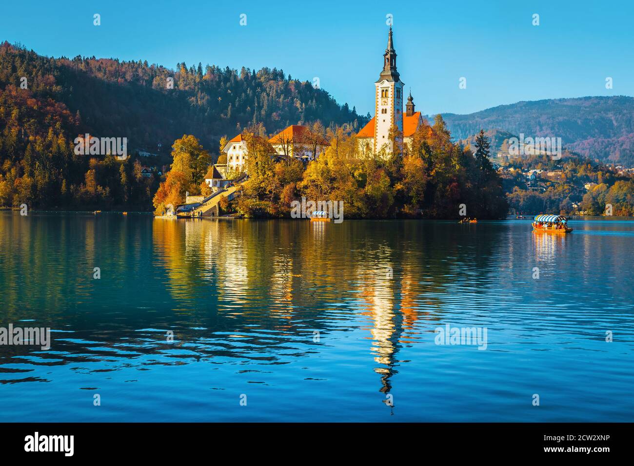 Beliebtes Reise- und Ausflugsziel im Herbst. Erstaunlicher See Bled mit malerischer Wallfahrtskirche auf der kleinen Insel, Bled, Slowenien, Europa Stockfoto