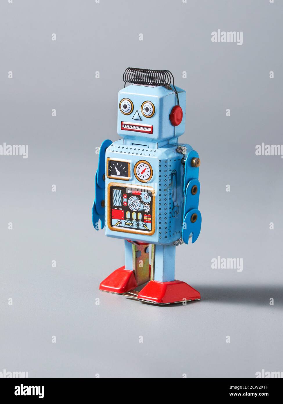 Blauer Zinn-Spielzeugroboter, Symbol der Vintage-Technologie Stockfoto