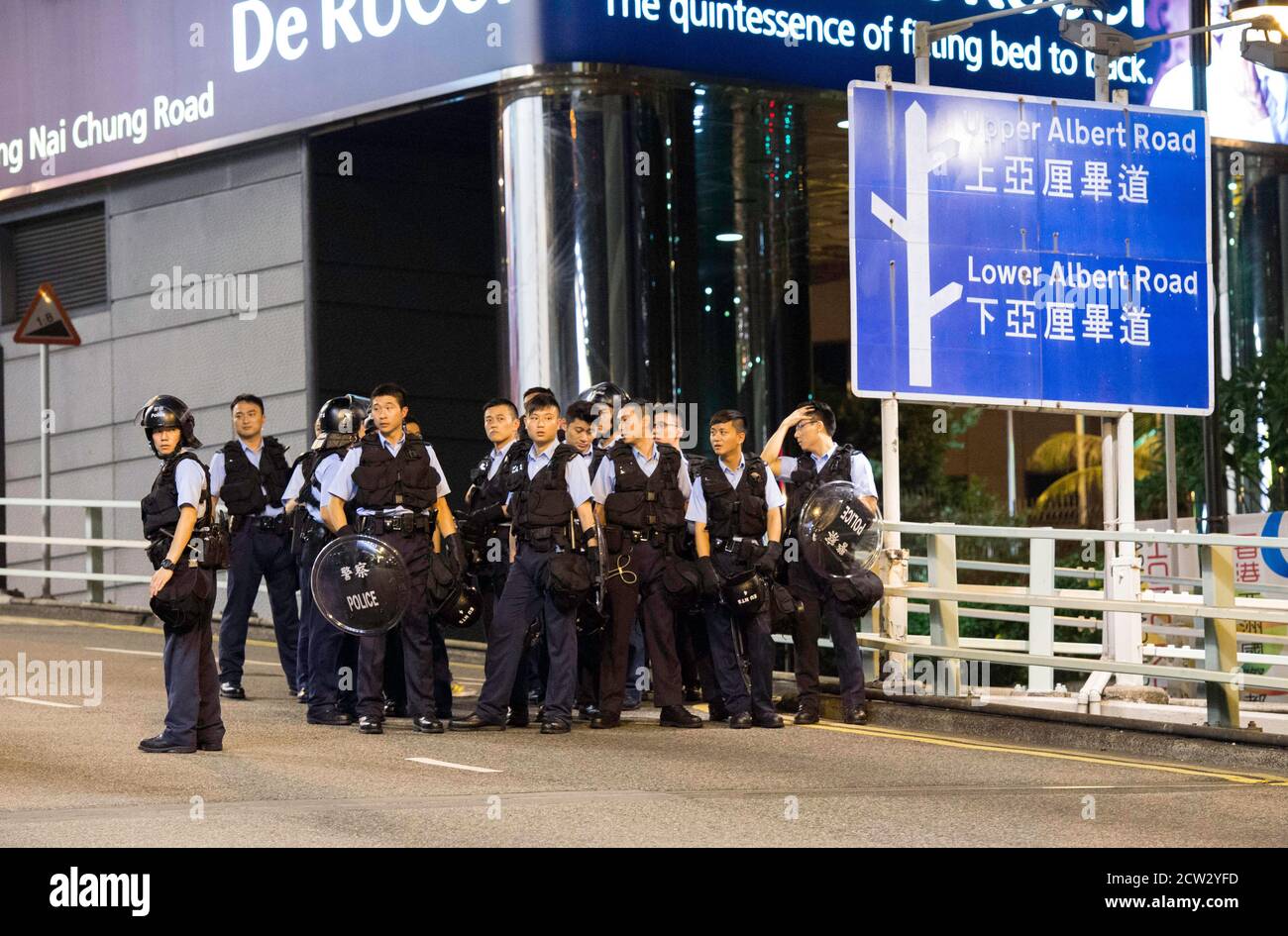 Hongkong, Hongkong, China. September 2014. Proteste gegen die Demokratie breiten sich in Hongkong aus. Die Polizei wartet in der blockierten Straße des Hong Kong Park Cotton Tree Drive und der US-Botschaft. Quelle: Jayne Russell/ZUMA Wire/Alamy Live News Stockfoto