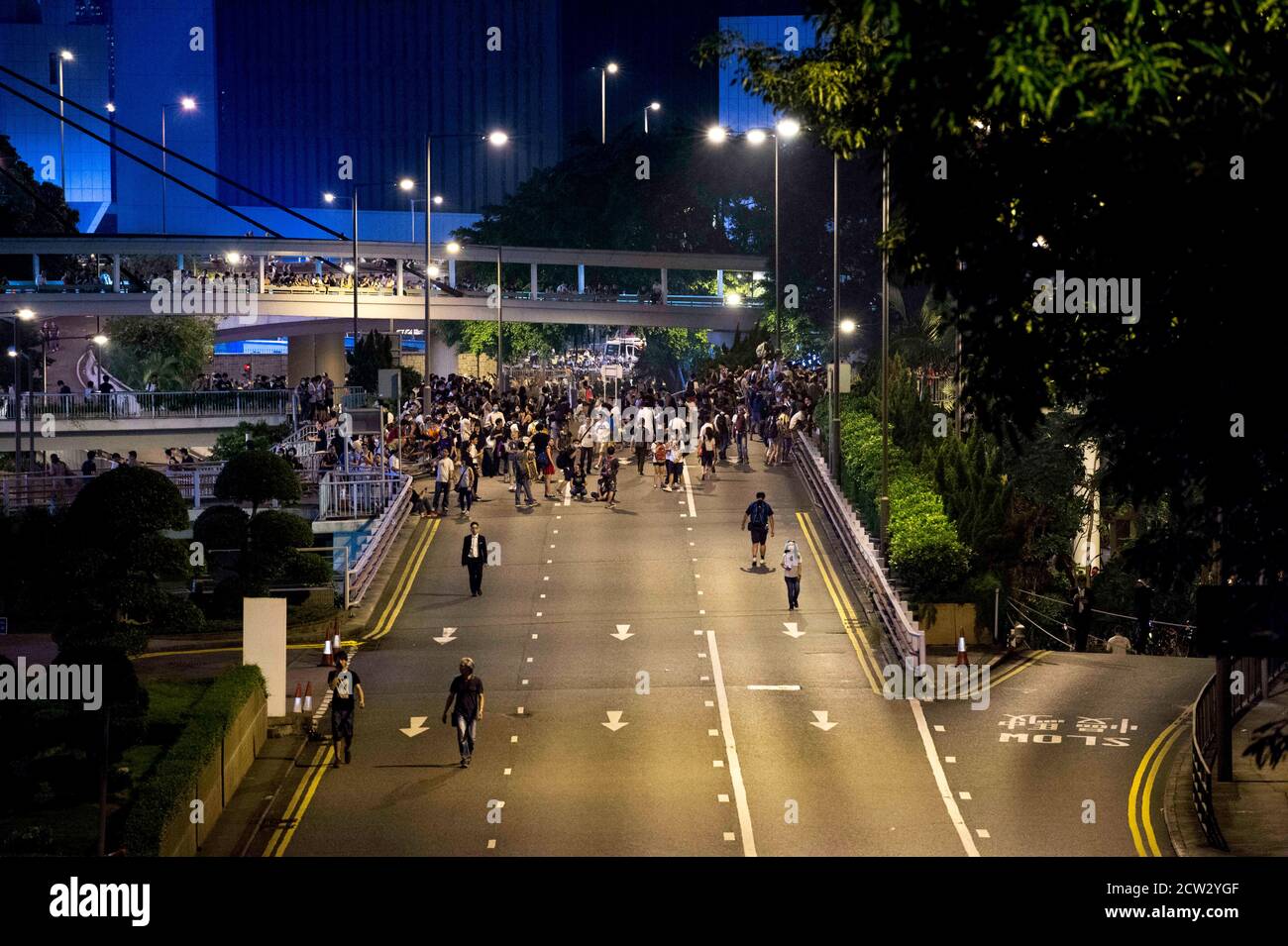 Hongkong, Hongkong, China. September 2014. Proteste gegen die Demokratie breiten sich in Hongkong aus. Die Polizei wartet in der blockierten Straße des Hong Kong Park Cotton Tree Drive und der US-Botschaft. Quelle: Jayne Russell/ZUMA Wire/Alamy Live News Stockfoto