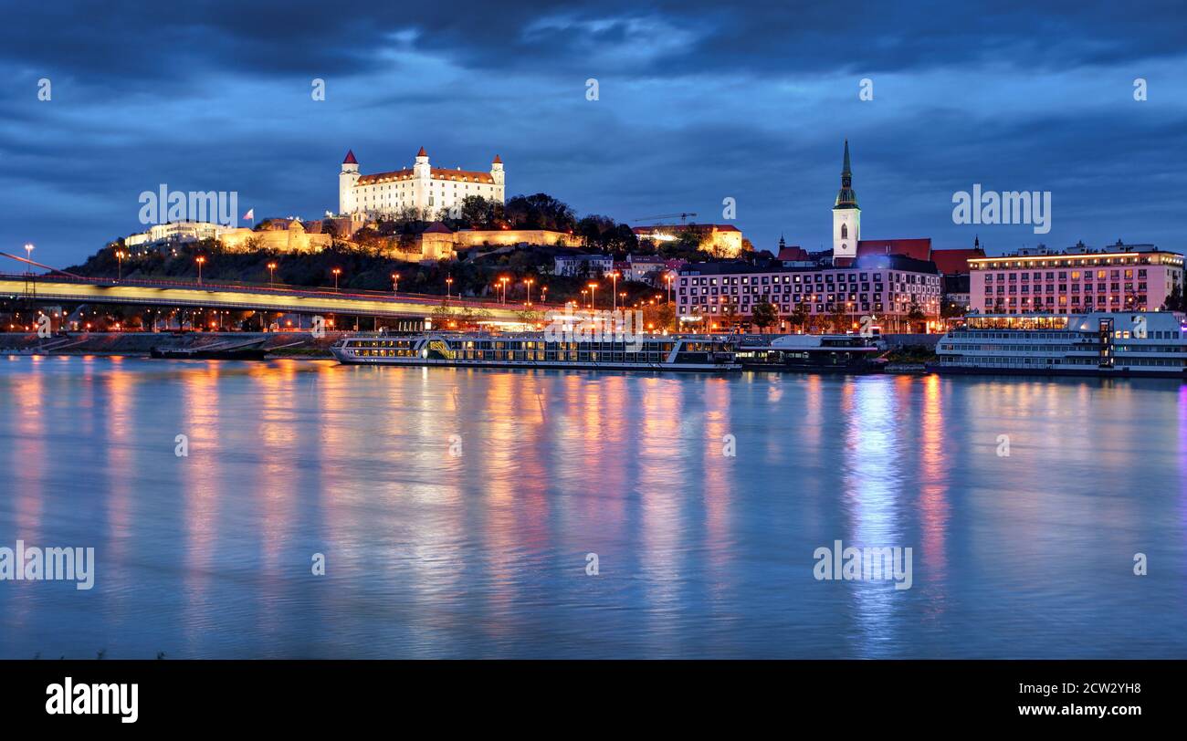 Slowakei Hauptstadt Bratislava, Burg bei nigth Stockfoto