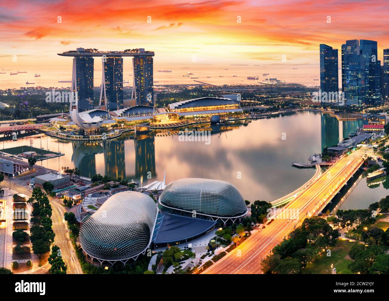 Skyline von Singapur und Blick auf die Wolkenkratzer an der Marina Bay Stockfoto
