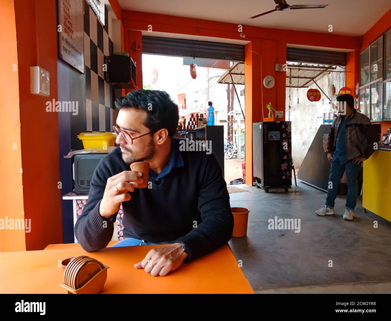 DISTRIKT KATNI, INDIEN - 30. DEZEMBER 2019: Ein indischer Berufsmann, der Kulhad Chai am Kaffeetisch hat. Stockfoto