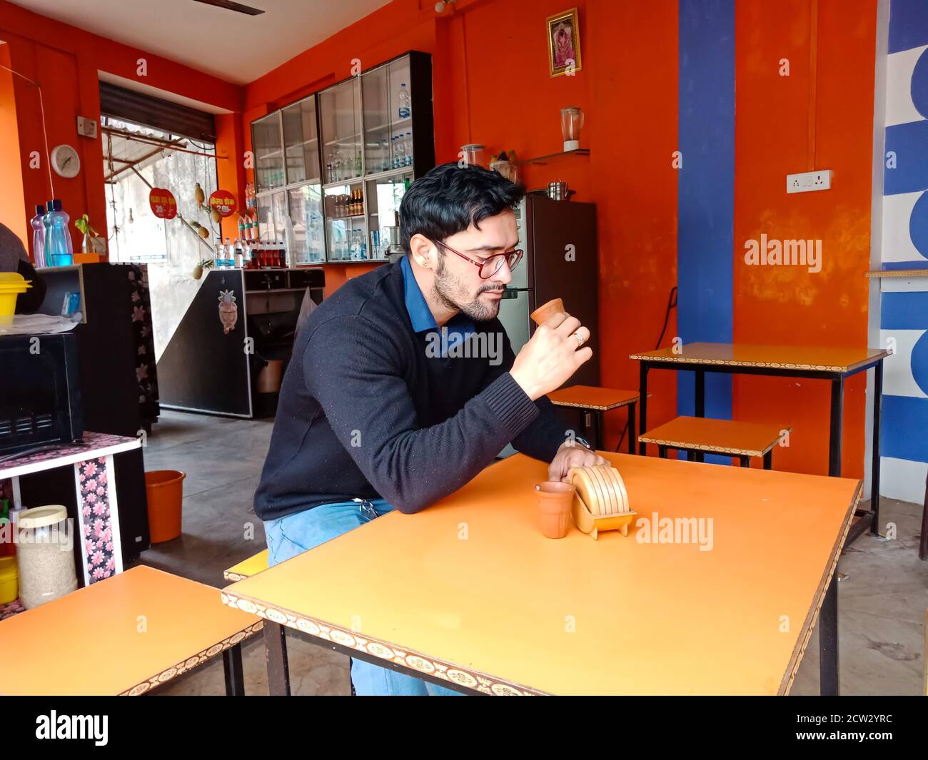 DISTRIKT KATNI, INDIEN - 30. DEZEMBER 2019: Ein asiatischer Profimann, der Kulhad Chai am Kaffeetisch hat. Stockfoto