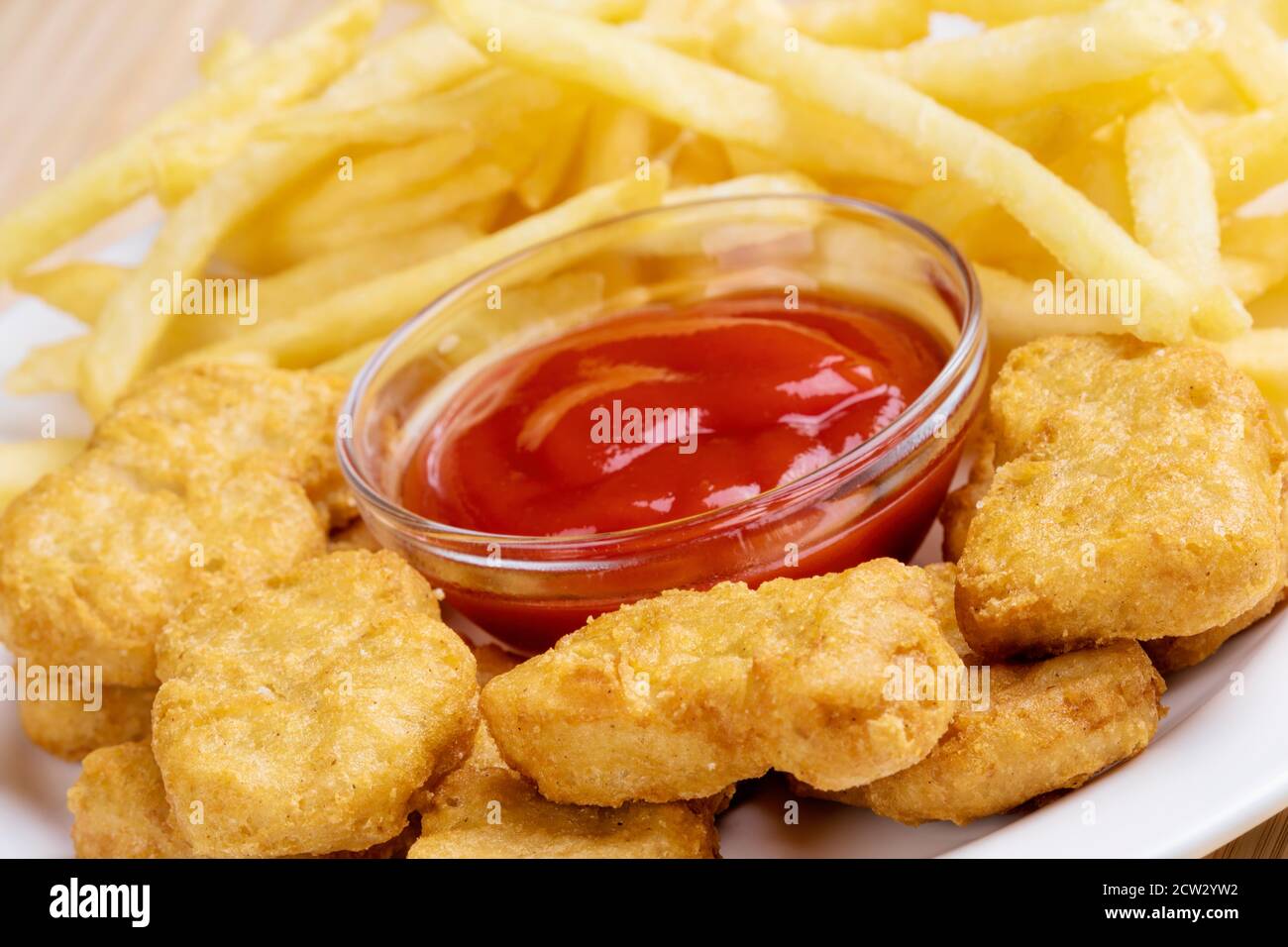 KOMBIUDA Künstliche Chicken Nuggets & Pommes - Realistische Lebensmittel-Deko Für Küche & Display