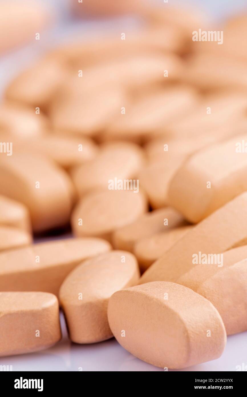 Nahaufnahme von Multi-Vitamin und Mineral auf weißem Hintergrund Mit geringer Schärfentiefe Stockfoto