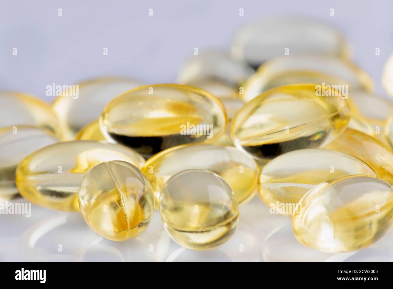 Nahaufnahme Vitamin E Kapseln auf weißem Hintergrund mit Geringe Schärfentiefe Stockfoto