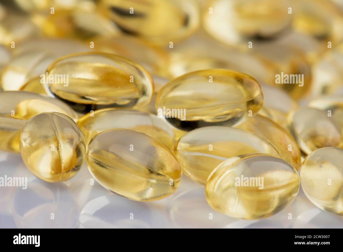 Nahaufnahme Vitamin E Kapseln auf weißem Hintergrund mit Geringe Schärfentiefe Stockfoto